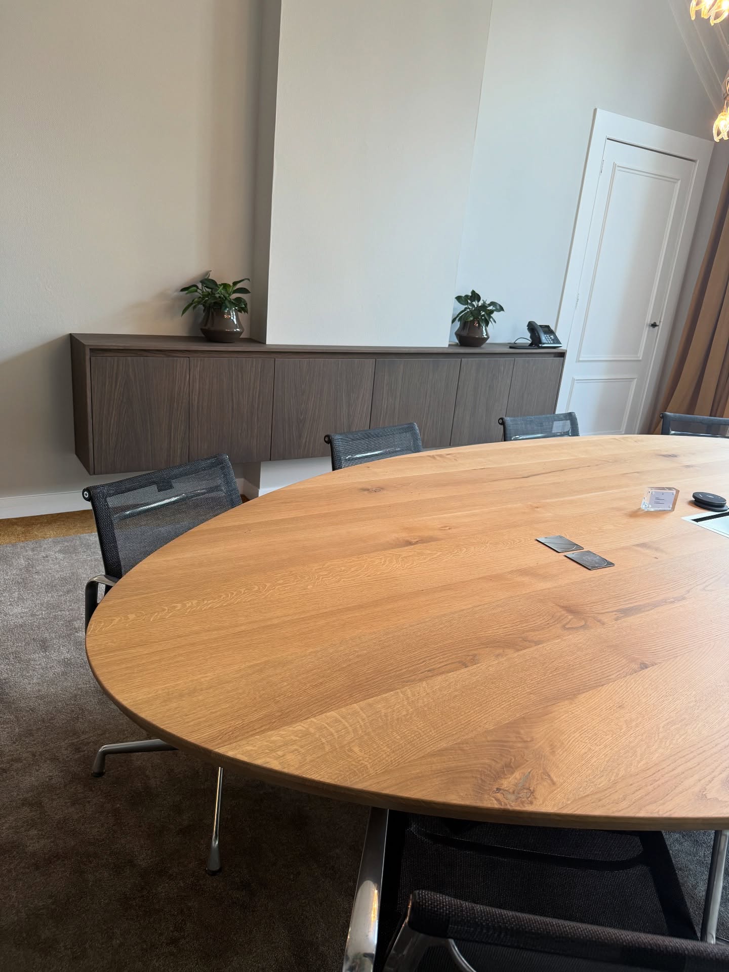 Maatwerk wandmeubel en houten vergadertafel in een kantoor