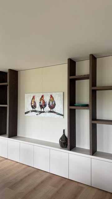 Lichte tv-kast met donkere open vakken